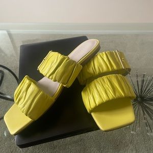 Chartreuse sandals with buckle - Size 8.5